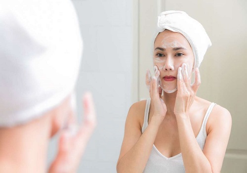 Treating Acne with 6 Natural Remedies!